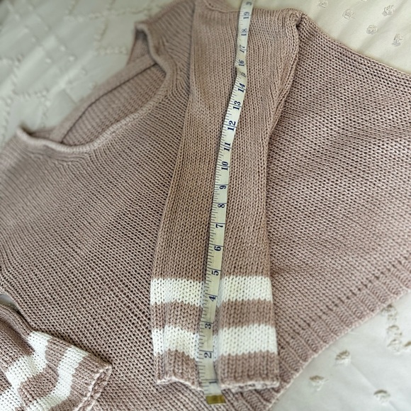 ALYA Pink Sweater with bell Sleeves (L) white details, accent back cutout! - Picture 9 of 12